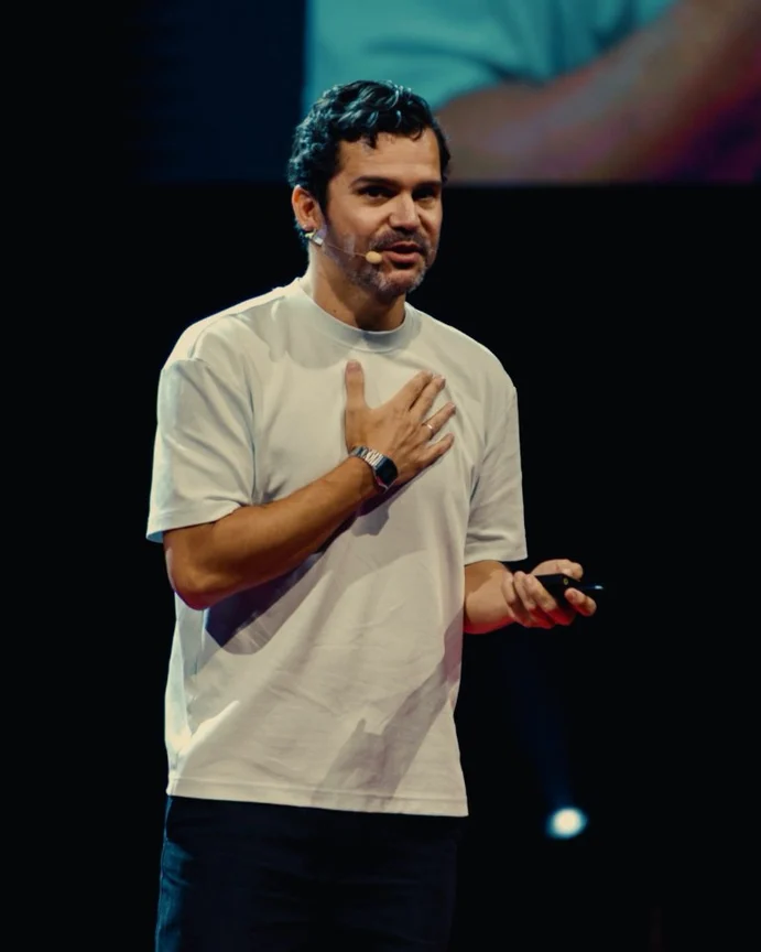 Vicente Carvalho apresentando no palco